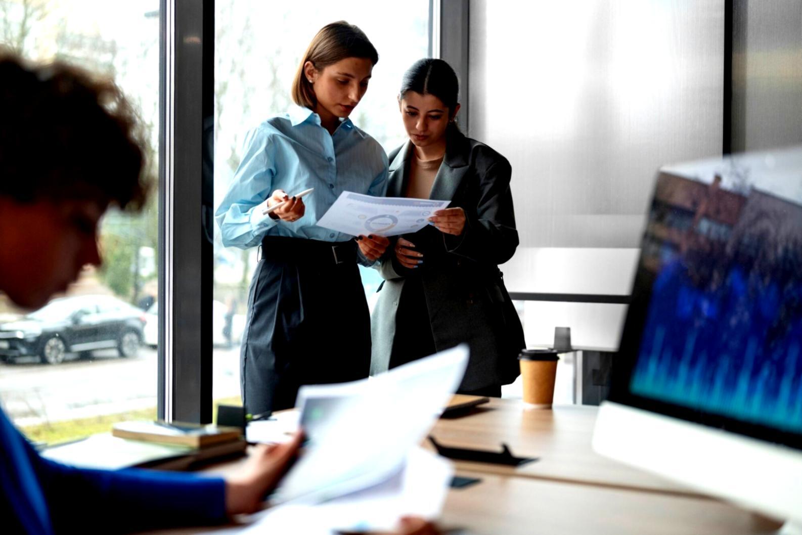 Équipe norivexalith travaillant avec des clients sur leurs projets d'épargne